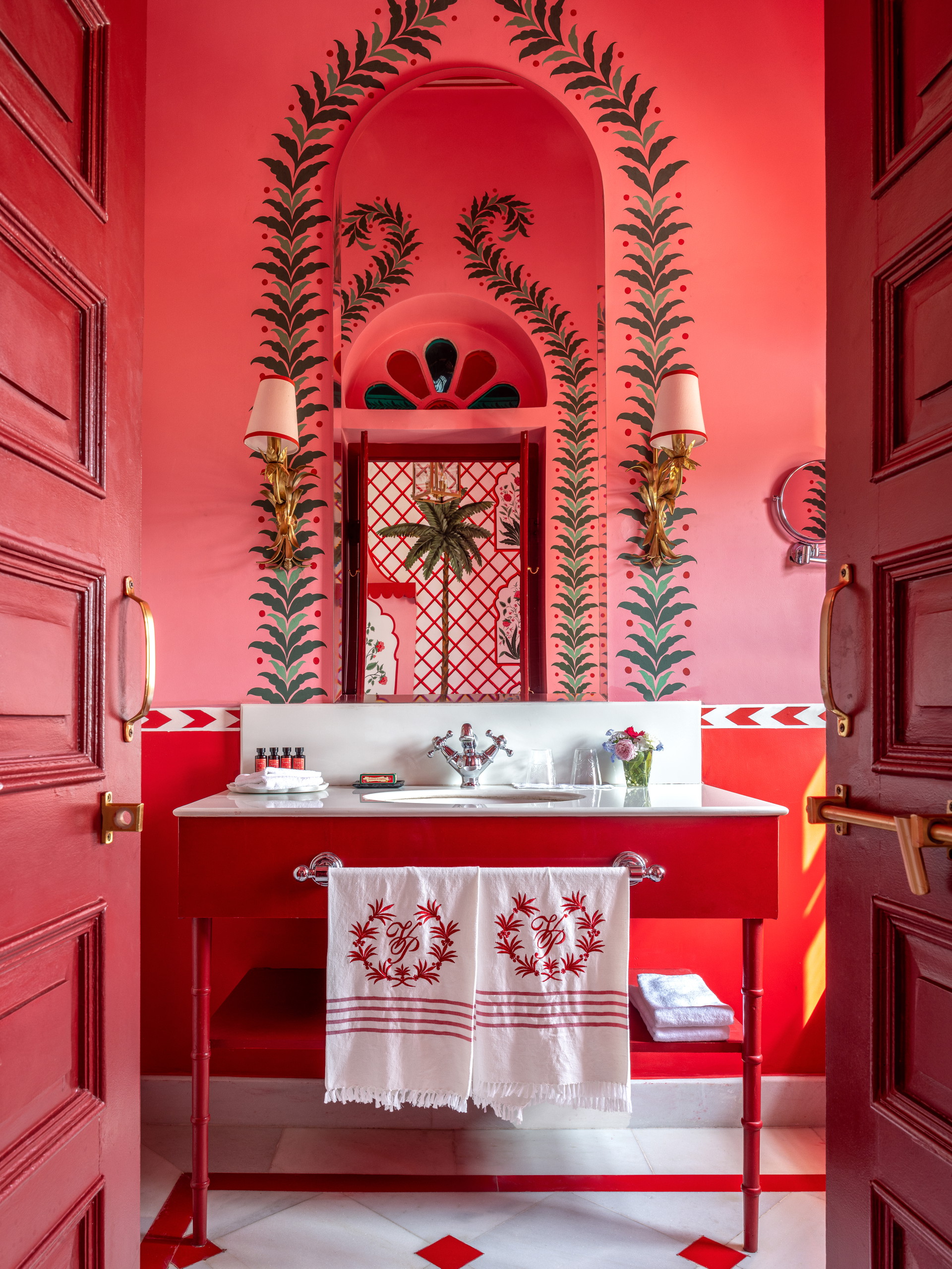 Im Badezimmer, des Superior-Zimmer findet man handgewebte Handtücher und eine handbemalte Larbeergirlande an der Wand. Diese fügen sich gut zu dem rot-weißen Marmorboden.