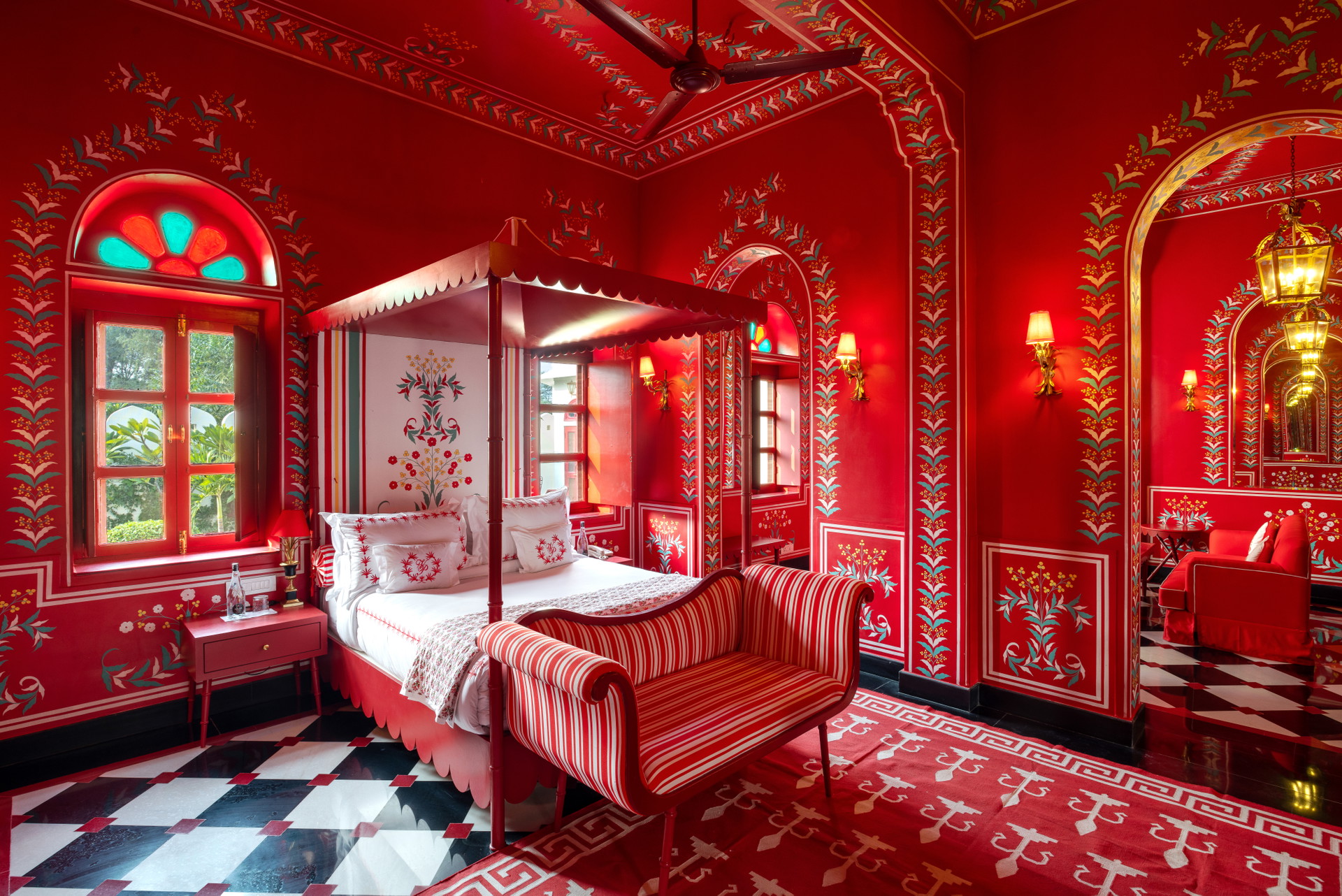 In der Suit befindet sich ein Himmelbett mit handbestickter Bettwäschhe und venezianischen Wandleuchtern.