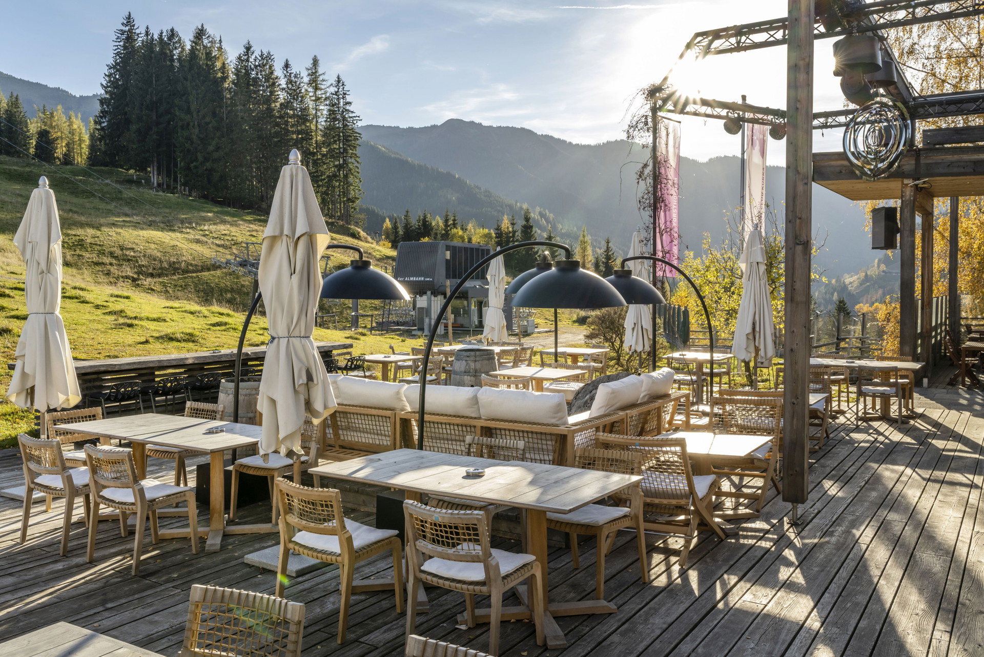 Die Terrasse im Almhotel Fosthofalm in Salzburg im Sommer.