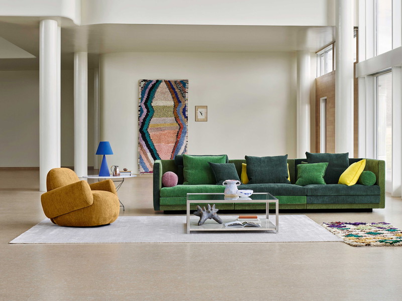 Das Sofa harmoniert mit kräftigen Farben und unterschiedlichen Mustern.