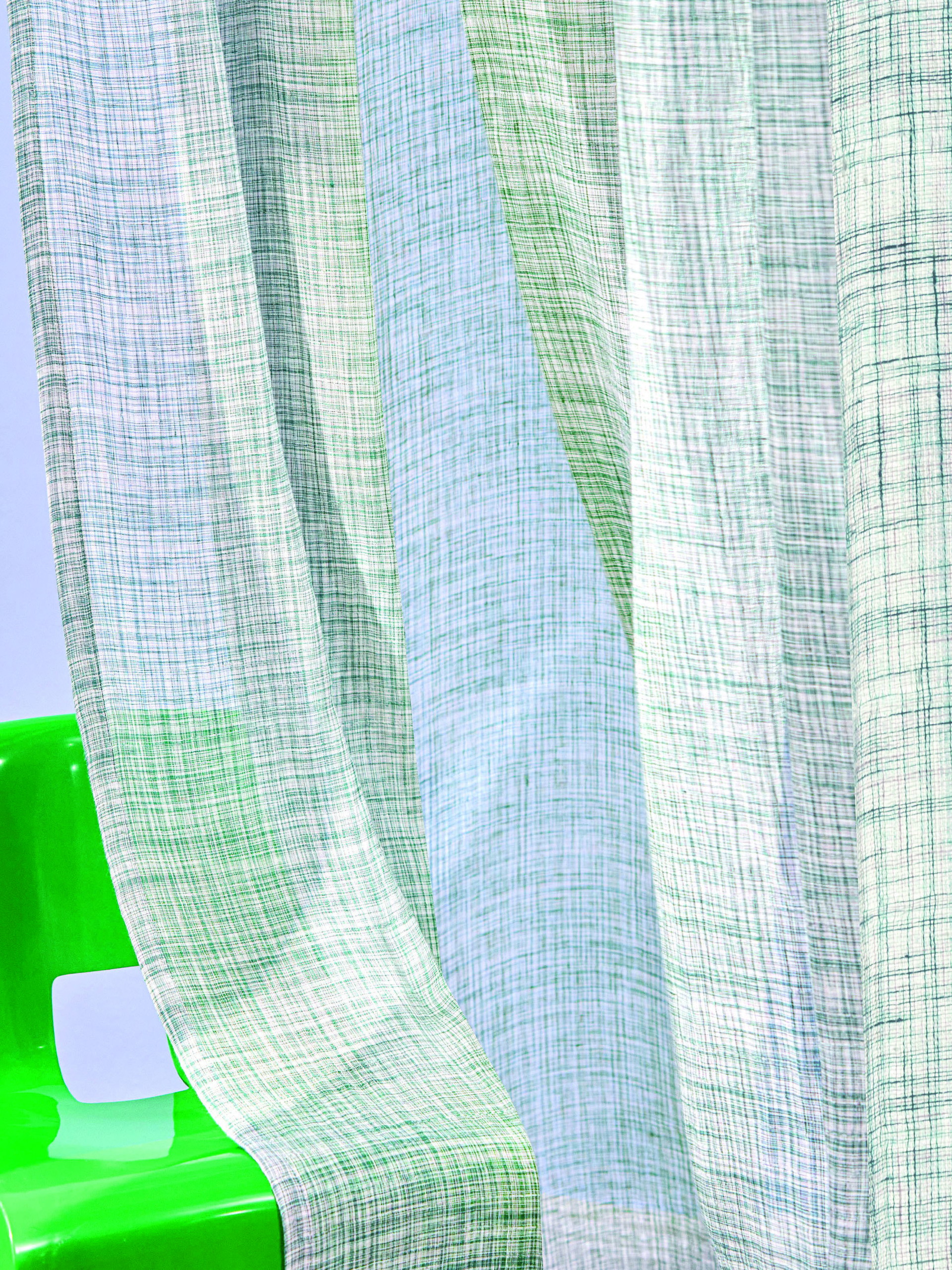 Die französische Designerin nutzt für ihre Vorhangstoff-Serie Leinen oder recyceltes Trevira.