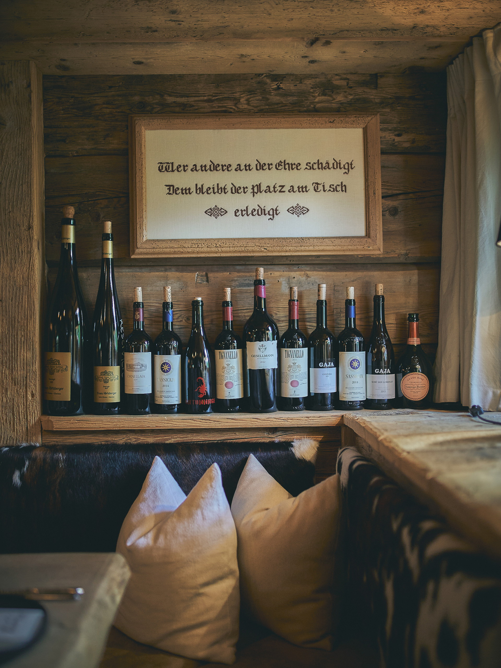 Der Essbereich im Xandl Standl in Salzburg mit stylischer Wein-Deko.