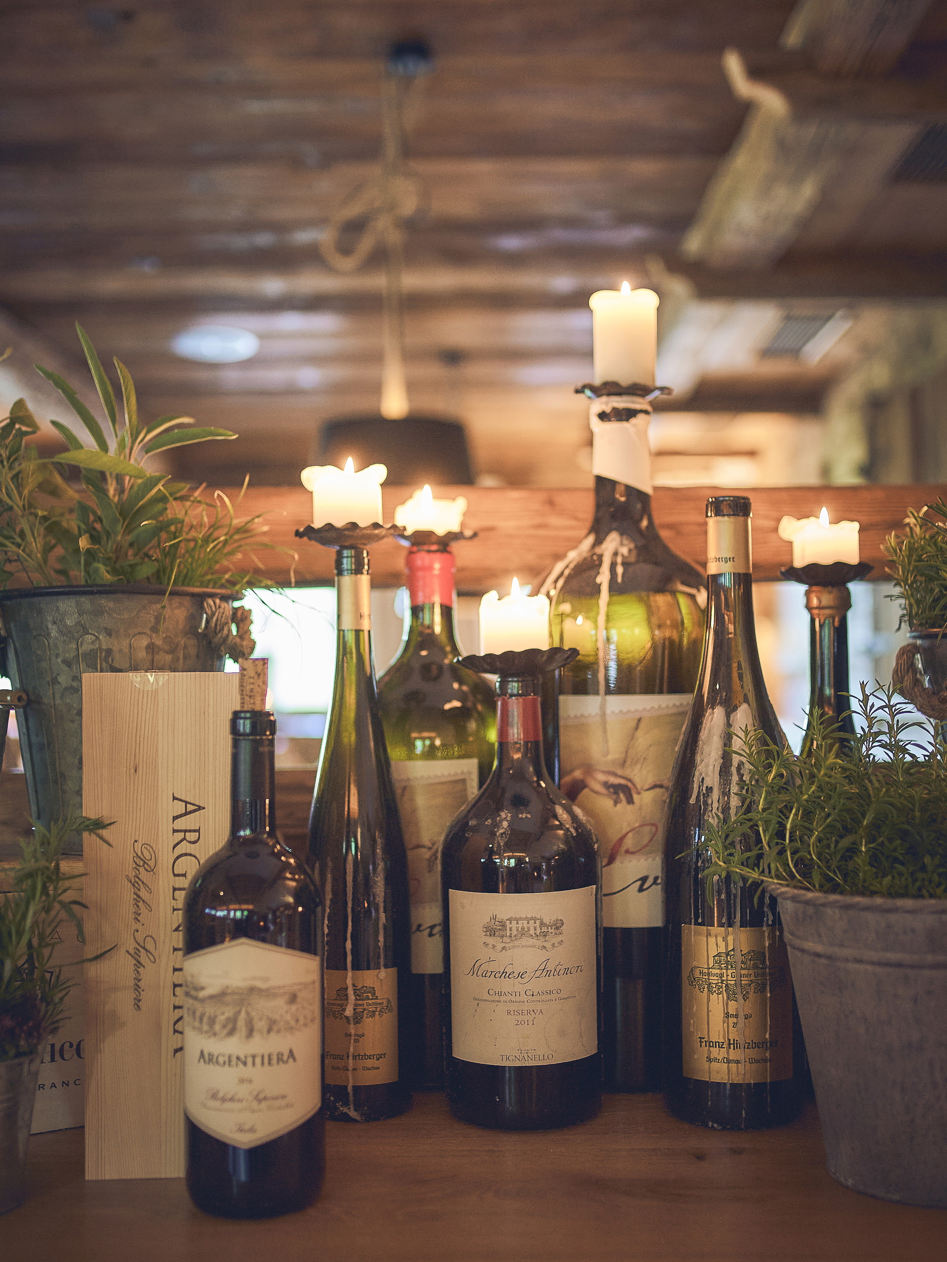 Der Essbereich im Xandl Standl in Salzburg mit stylischer Wein-Deko.