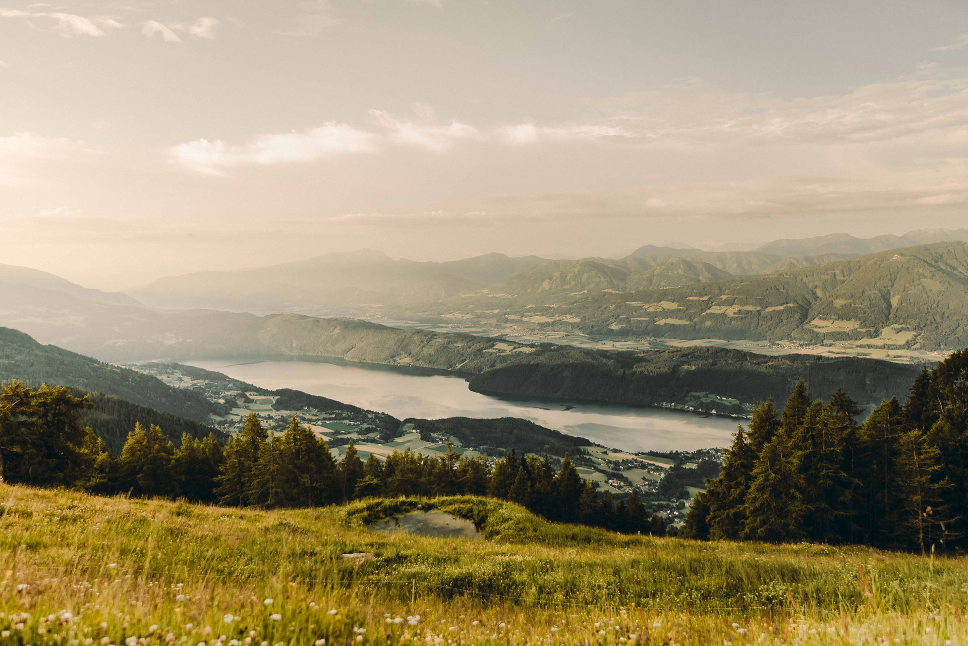 Der atemberaubende Ausblick von der Alexanderhütte auf der Alexanderalm &amp; Sennerei in Kärnten.