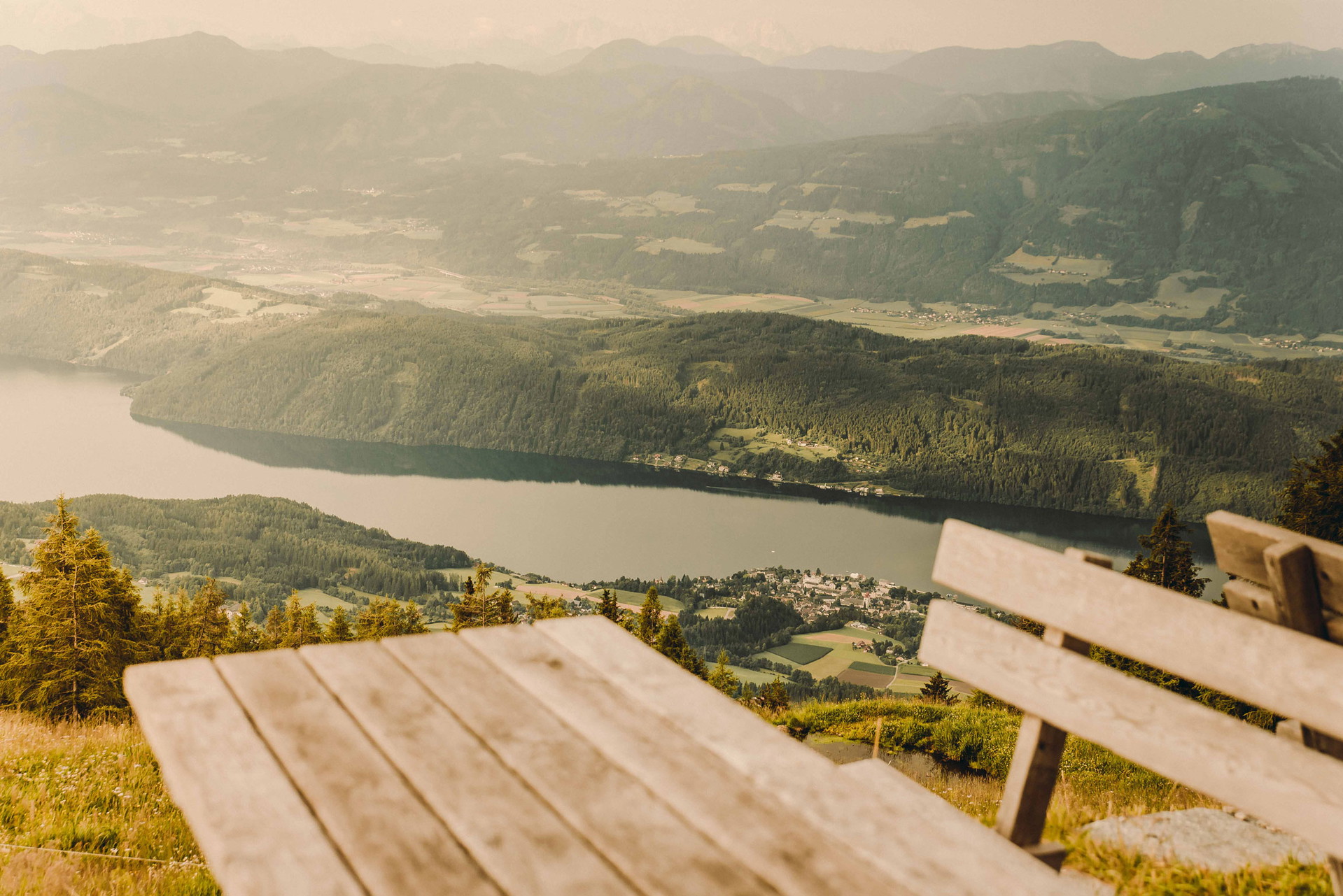 Der atemberaubende Ausblick von der Terasse der Alexanderhütte auf der Alexanderalm &amp; Sennerei in Kärnten.