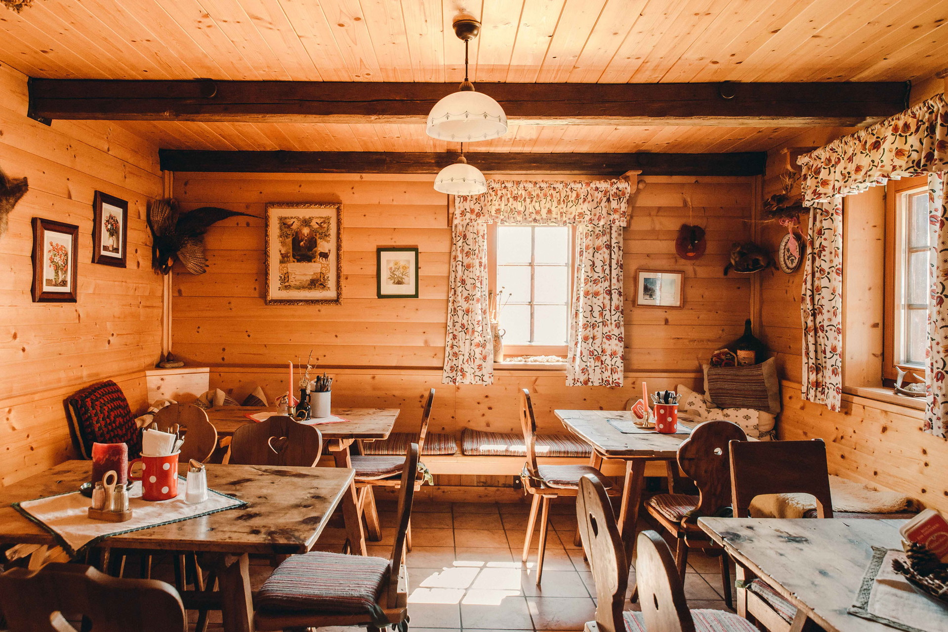 Der Essbereich in der Alexanderhütte auf der Alexanderalm &amp; Sennerei in Kärnten.