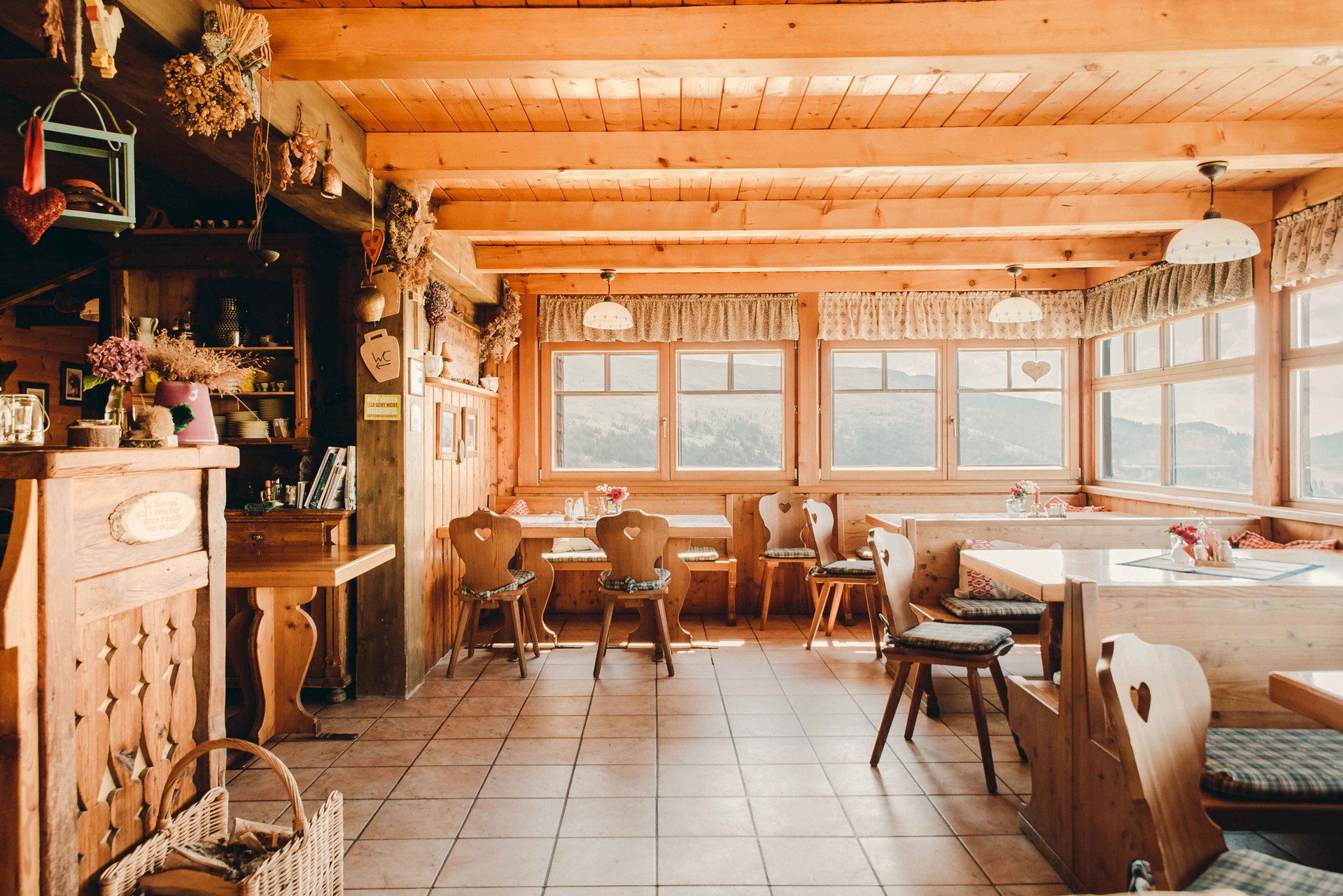 Der Essbereich in der Alexanderhütte auf der Alexanderalm &amp; Sennerei in Kärnten.