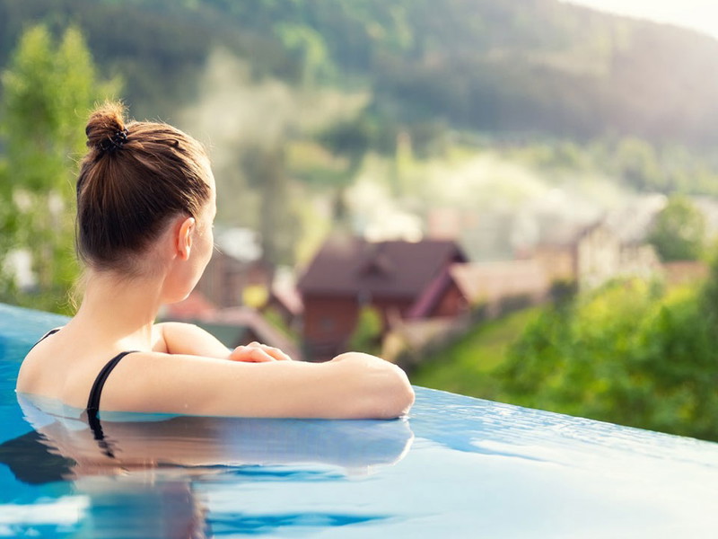 Mehr als nur Schwimmen oder Abkühlung, nämlich das Eintauchen in die scheinbare&nbsp;Unendlichkeit:&nbsp;Dafür stehen&nbsp;Infinity-Pools.&nbsp;Die Illusion, dass das Poolwasser nahtlos in die umgebende Natur übergeht, schafft eine einzigartige Atmosphäre der Harmonie und Ruhe. In jüngster Zeit hat sich dieser begehrte Pooltyp auch im Alpenraum einen besonderen Platz erobert. Eingebettet in die majestätische Berglandschaft ermöglichen Infinity-Pools ein&nbsp; ganz&nbsp;besonderes Wellnesserlebnis, bei dem man nicht nur die erfrischende Wasserwelt genießen, sondern auch die Alpenlandschaft bewundern kann. Fast immer gesellt sich dazu auch noch außergewöhnliches&nbsp;Design.
