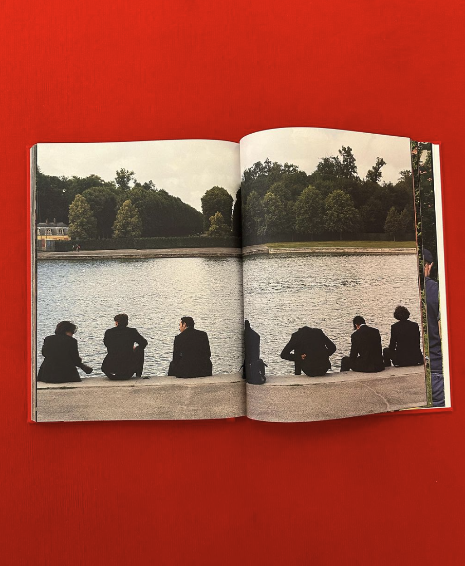 Bilder von Modeaufnahmen und persönliche Moods ergeben die typisch sympathische Coloness&nbsp; von Jacquemus in Buchform.