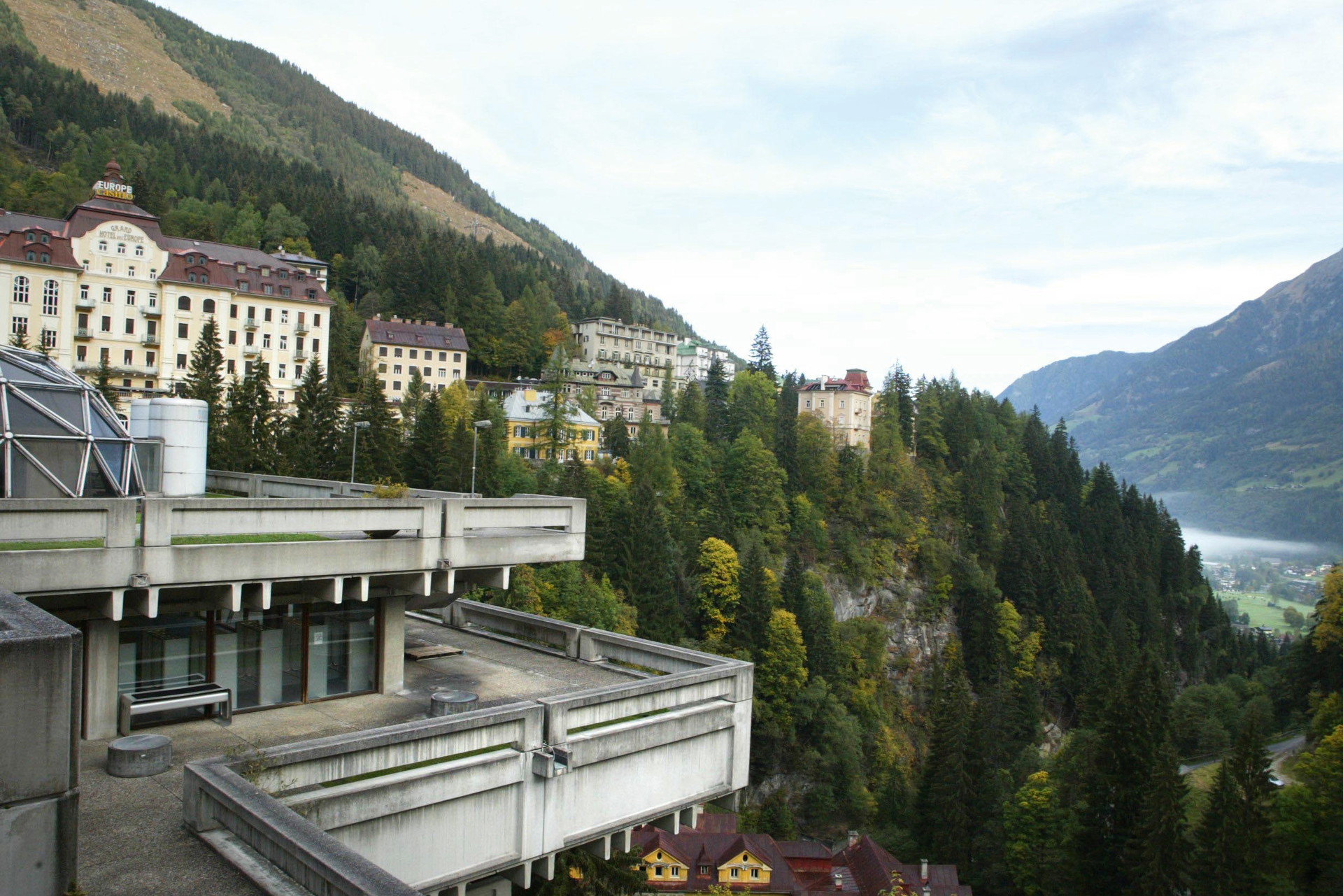 Kongresshaus im Dornröschenschlaf: Das ebenfalls von Gerhard Garstenauer geplante Kongresshaus steht seit 2007 leer. Bislang fehlt für das denkmal­geschützte und stark in Mitleidenschaft gezogene Haus leider ein brauchbares Nutzungskonzept. 
