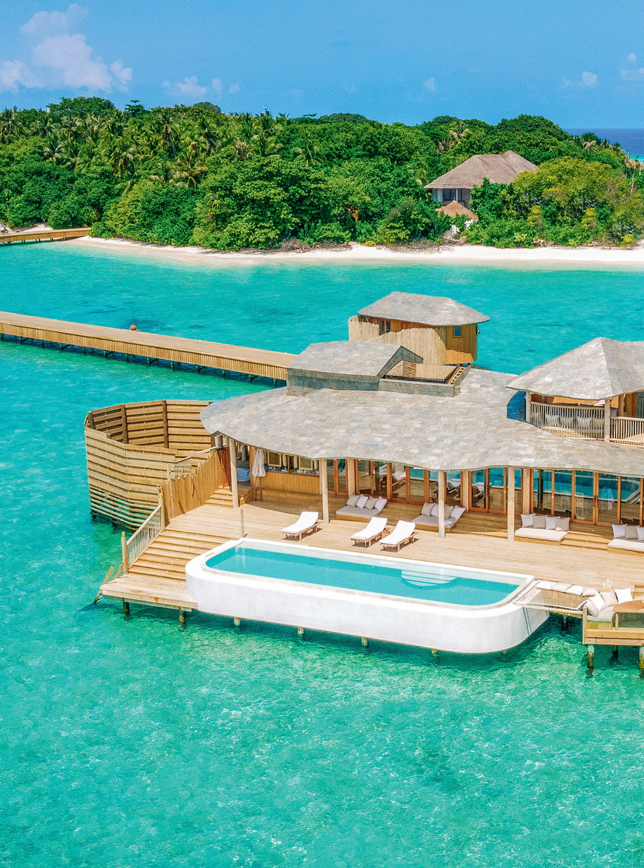 Paradies im Indischen Ozean: Die acht Overwater-Villen sind großzügig gebaut und ausschließlich mit natürlichen Materialien ausgestattet. Auch die Rutsche darf nicht fehlen.
