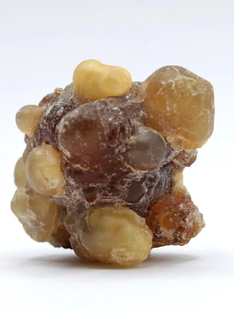 Die Perlen des amberfarbenen Weihrauchs sind größer und grober.