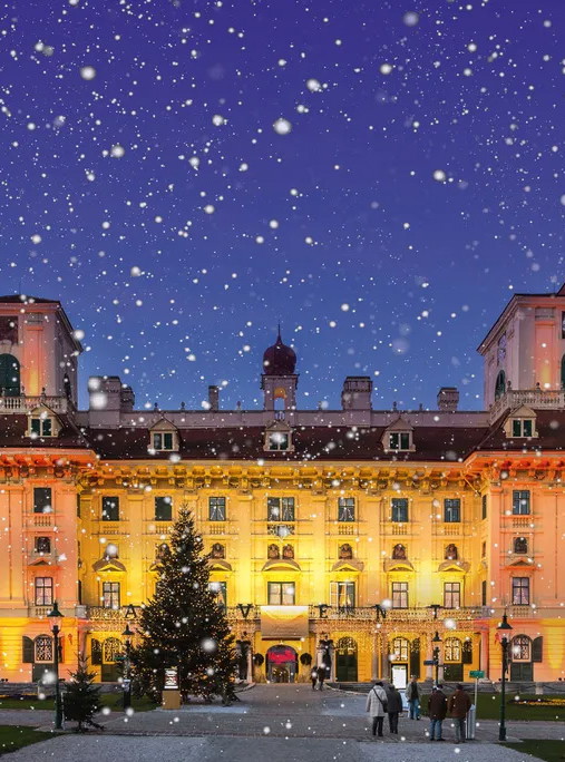 Festlich geschmückt sieht das Schloss Esterházy zum Adventsmarkt aus wie ein Märchenschloss.