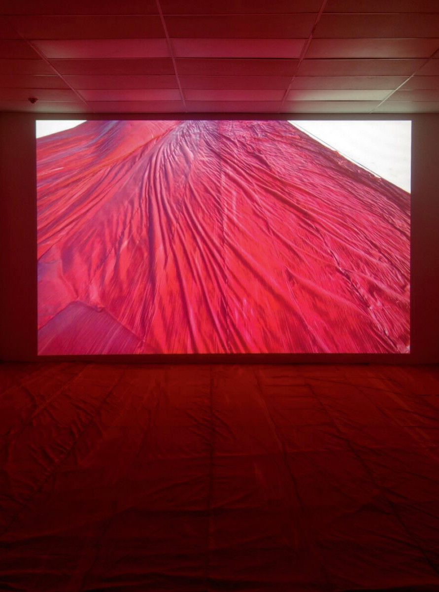 Rote Tiefe, tiefes Rot: 
»Meet me at the Floe Edge« von Maureen Gruben in der Cooper Cole Gallery.