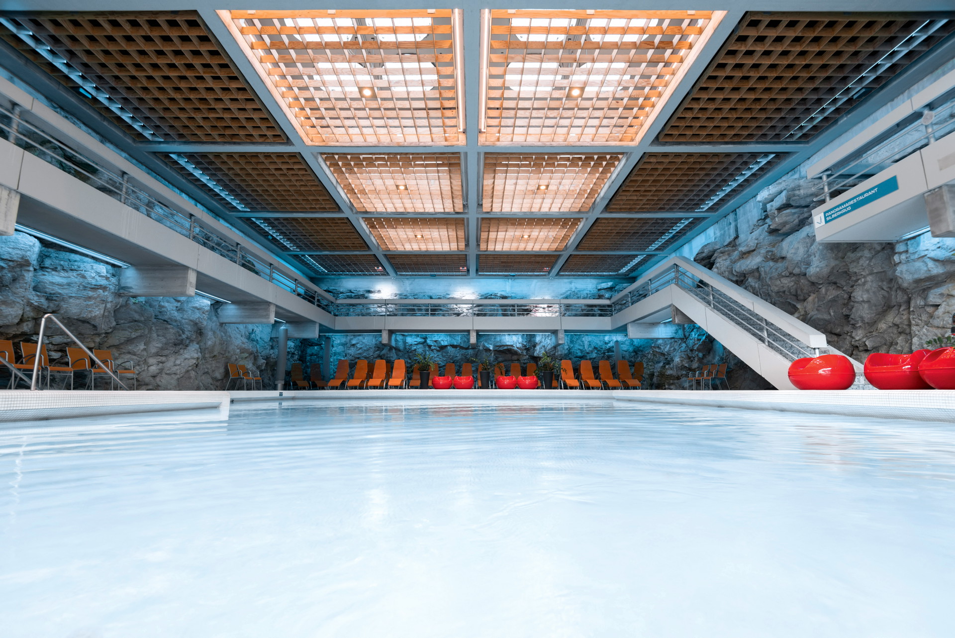 Ein Bad am Felsen: Für das Bad der »Felsentherme« musste erst einmal ein Teil des Felsens weggesprengt werden. Den natürlichen Felsen hat Architekt Gerhard Garstenauer damals bewusst sichtbar belassen. Das Projekt wurde mit dem Österreichischen Bauherrenpreis 1968 ausgezeichnet. 