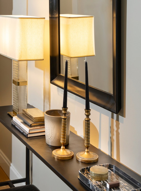 Die lässige Konsole 
im Wohnzimmer kommt 
vom Schmied aus 
Hacks südsteirischem 
Heimatort. Die Lampe ist ebenso vintage wie 
die Kerzenständer, 
die von einem Pariser 
Flohmarkt stammen.