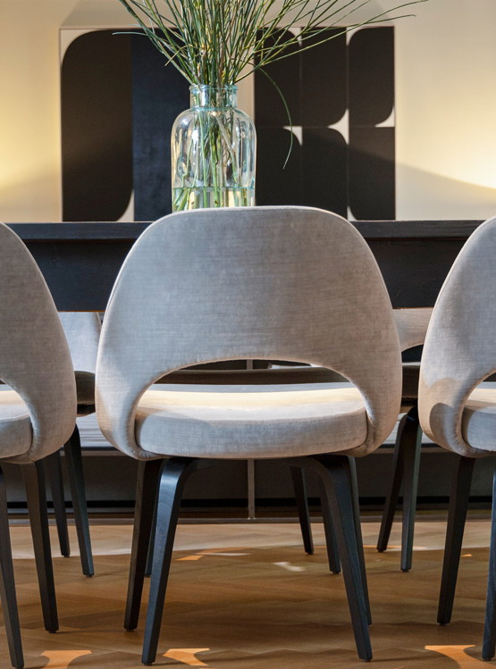 Der Esszimmertisch begleitet Hack schon seit Studienzeiten. »Darauf 
wurden schon unzählige Grundrisse 
gezeichnet«, erzählt Hack. Die Stühle 
sind »Saarinen Chairs« von Knoll.