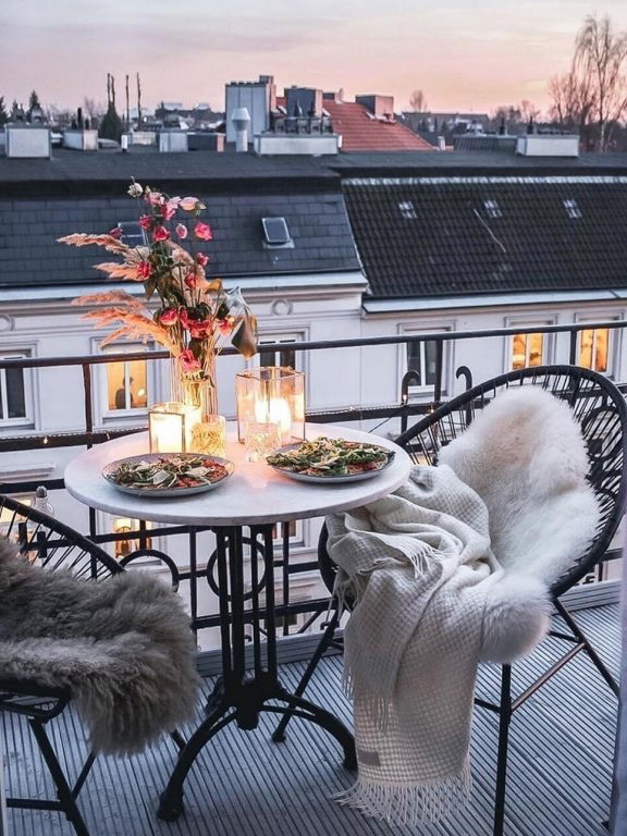 Mit Lammfellen machen Sie Balkonstühle herbst- und winterfest.