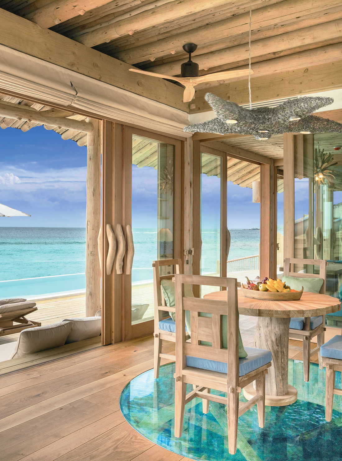 Lunchtime mit Ausblick: In den Overwater-Villen lässt es sich sowohl indoor als auch outdoor genießen.
