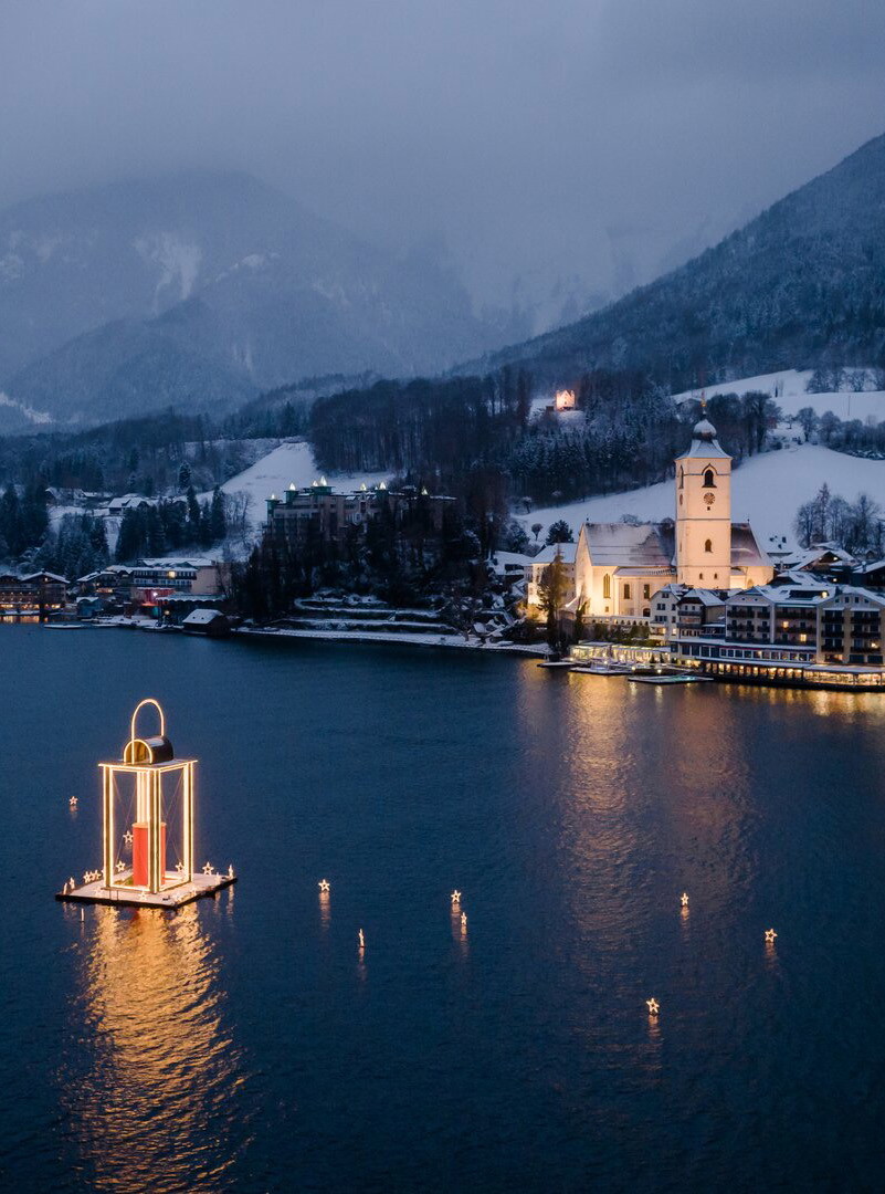 Die Friedenlsaterne auf dem Wolfgang See am Ufer von St. Wolfgang.