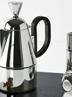 Elegant mit einem modernen Twist: der Espressokocher von Tom Dixon.