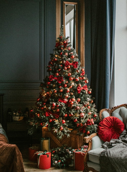 Ein Christbaum traditionell-prachtvoll geschmückt.