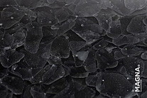 »Pearl Black« besteht aus Fehlproduktionen von grauem Flachglas.