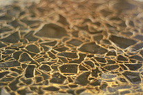 Wie der Name schon verrät, besteht die Farbe »Champagne Brown« aus alten Champagner- und Bierflaschen.