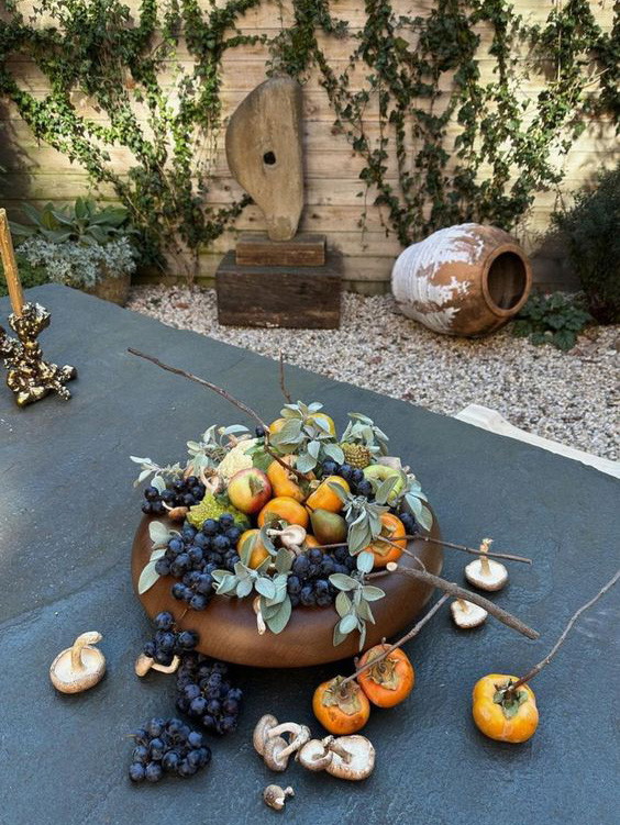 Obst der Saison als essbare Deko auf Garten- oder Balkontisch.