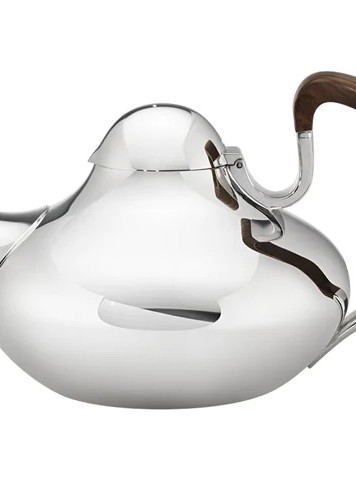 Der Griff dieser Teekanne, kreiert von Henning Koppel für Georg Jensen besteht aus dem Holz der Guajak-Bäume, das eine hohe Dichte besitzt und somit sehr hart ist. 1954 erhielt die Kanne die Goldmedaille auf der Triennale di Milano. &nbsp;