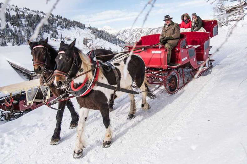 Den Katschberger Adventweg kann man romantisch in einer Pferdekutsche zurücklegen.