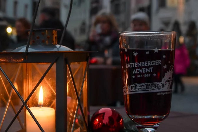 Kerzen auf dem Rattenberger Weihnachtsmarkt.