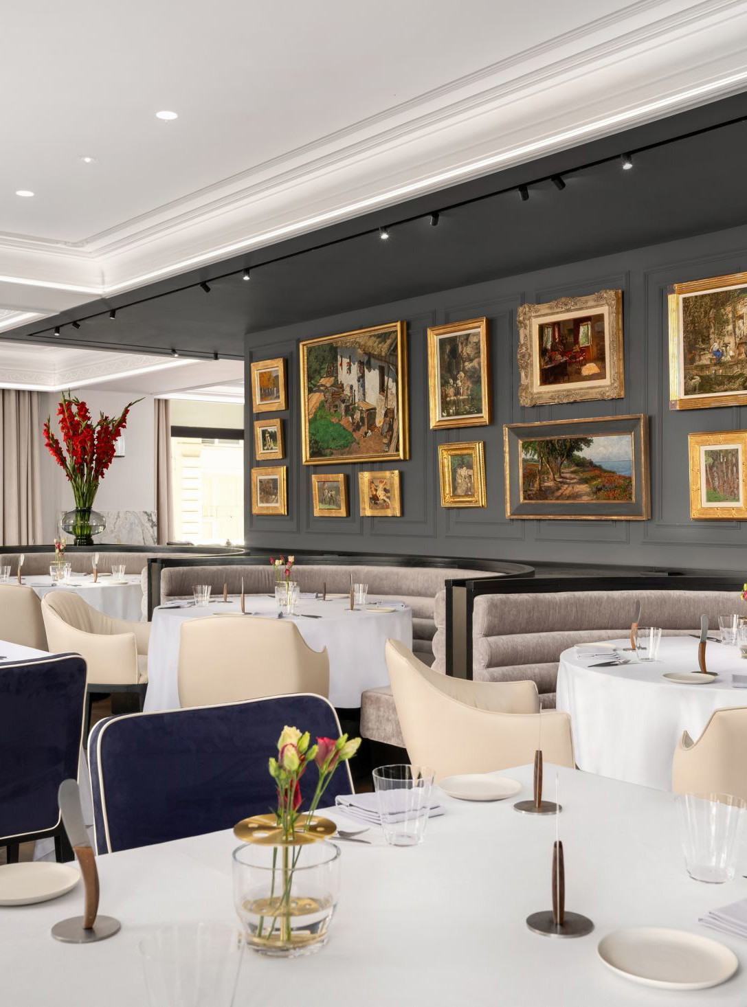 Im Glasswing Restaurant genießt man das Menü mit Blick auf die Ringstraße.