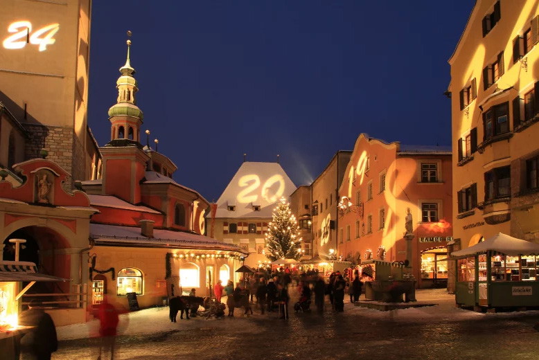 Die Häuser um den Weihnachtsmarkt herum verwandeln sich in einen überdimensionalen Adventskalender.