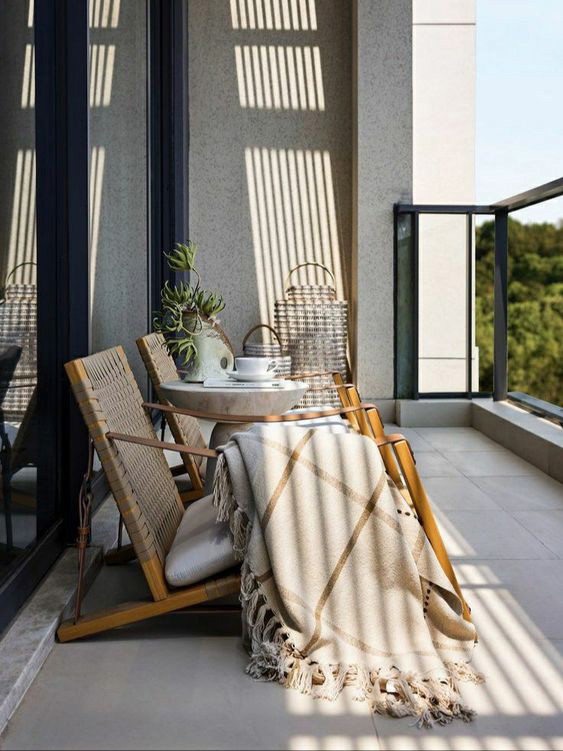 Eine Wolldecke darf im Herbst auf keinem Balkon fehlen.
