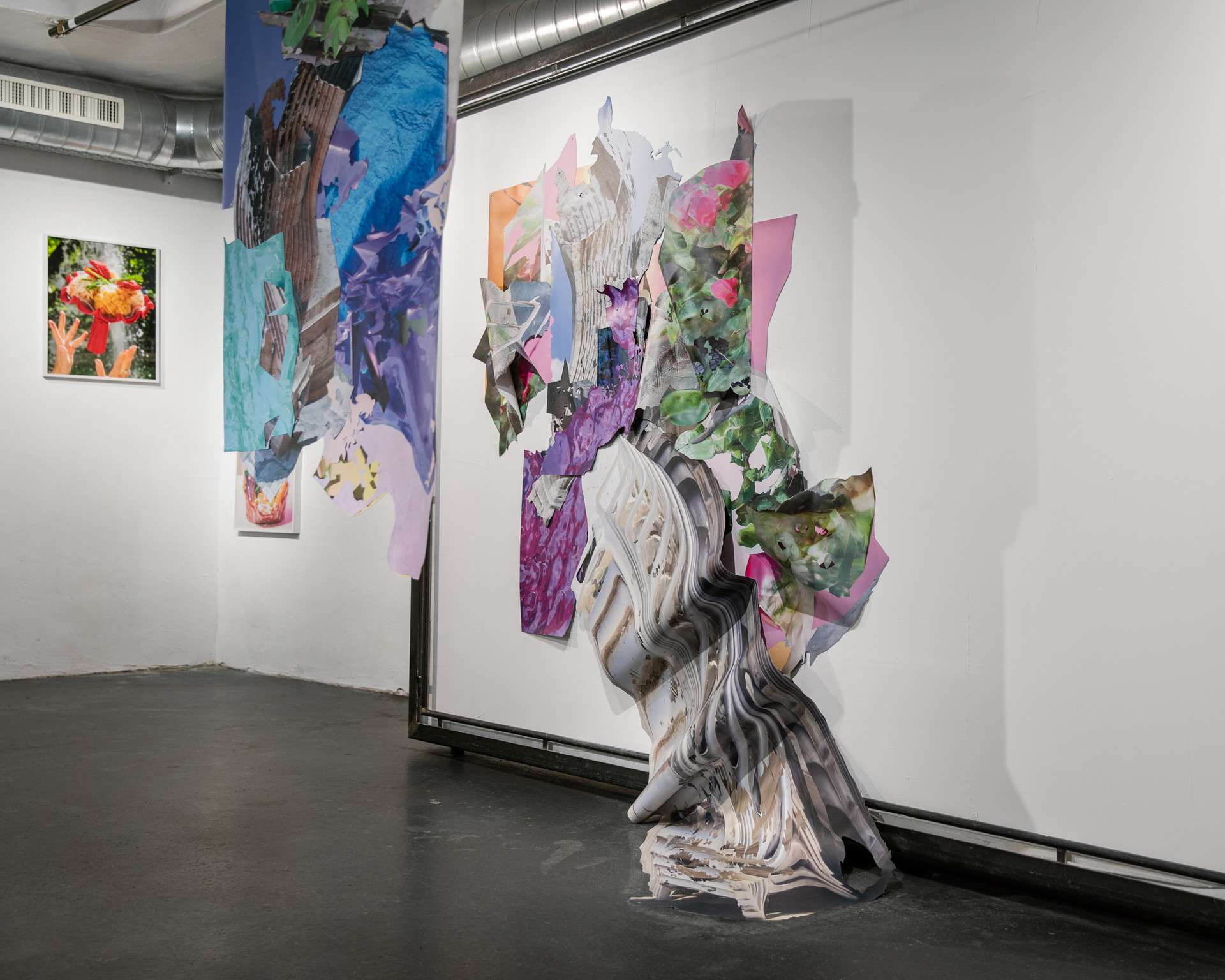 Anna Mirkin, »A Warm Day«, Digitaldruck auf PVC mit 3-D Animation auf Tablet.
