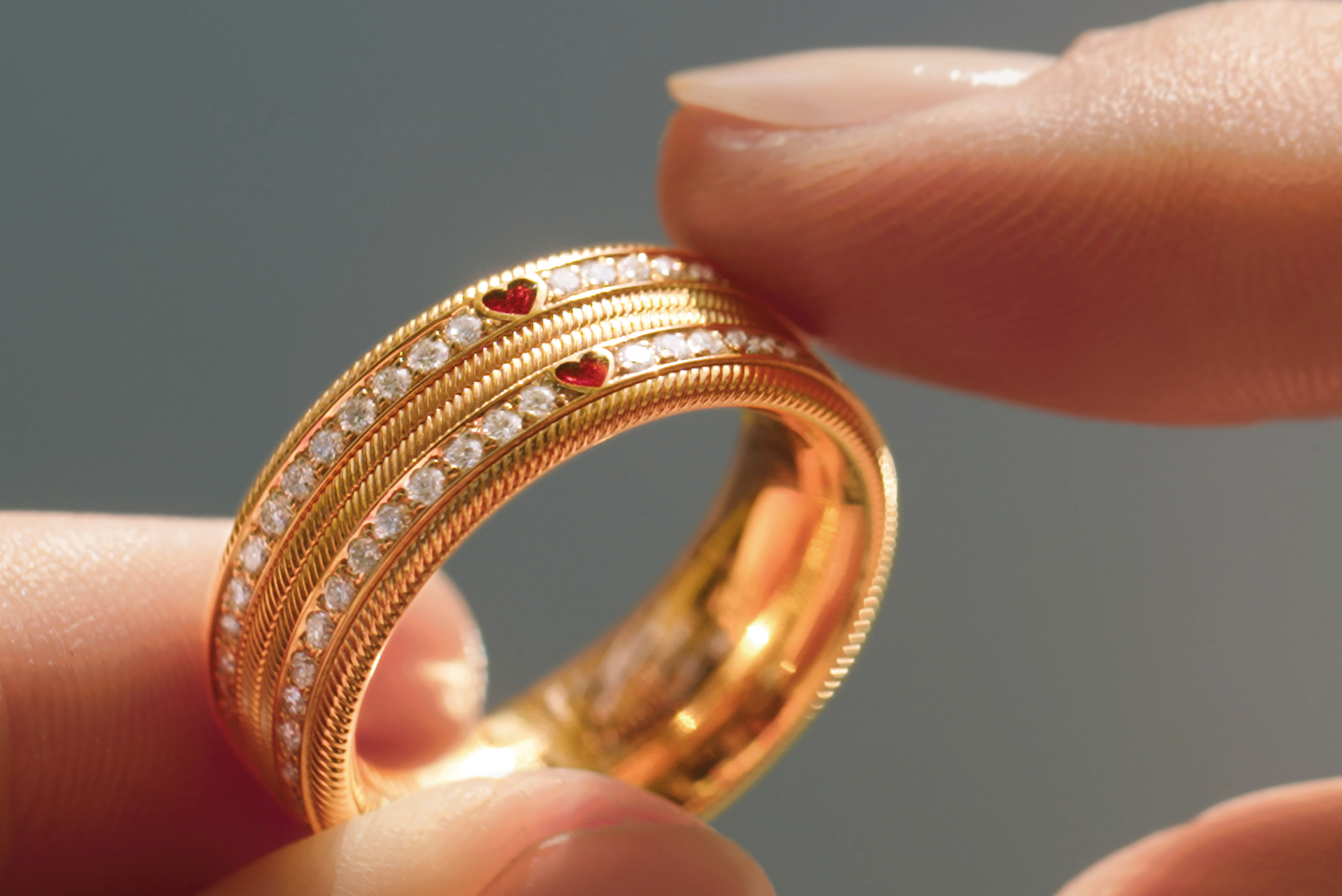 Der Ring »Alles ist Liebe«.