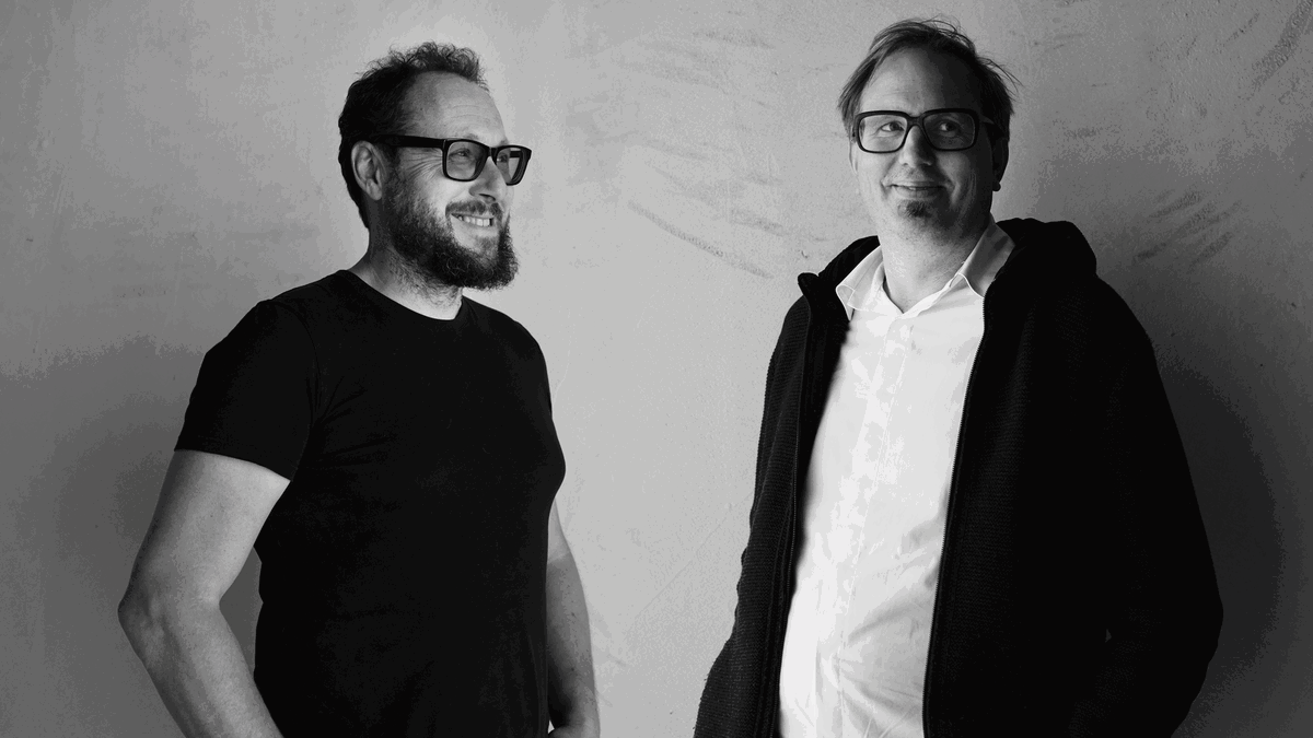 … Joachim Mayr und Heinz Glatzl, Eigentümer von M&G und Gründer des FORMDEPOT – haben in einer Winternacht 2019 im Schneetreiben das alte Haus am Kirchenplatz in Lunz am See entdeckt. Sie haben kurzerhand das Haus gekauft und mit dem »Refugium Lunz« ihre ganz persönliche Vision eines Lieblingsortes umgesetzt. Mit Herzblut und Hingabe, immer die Balance von  Alt und Neu wahrend, mit klarer Kante und ziemlich viel Gespür  für Schönes.