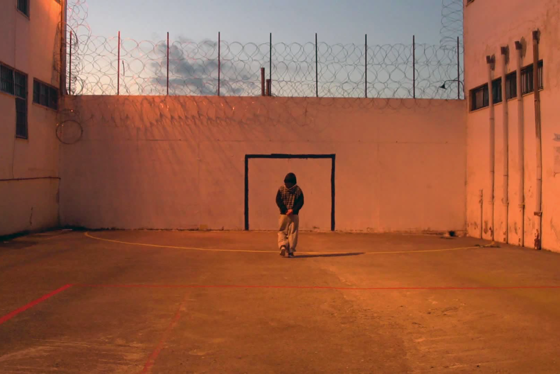 Poesie des Alltags: Filmstill des griechischen Künstlers Menelaos Karamaghiolis in der Ausstellung »Re/member your House«.
