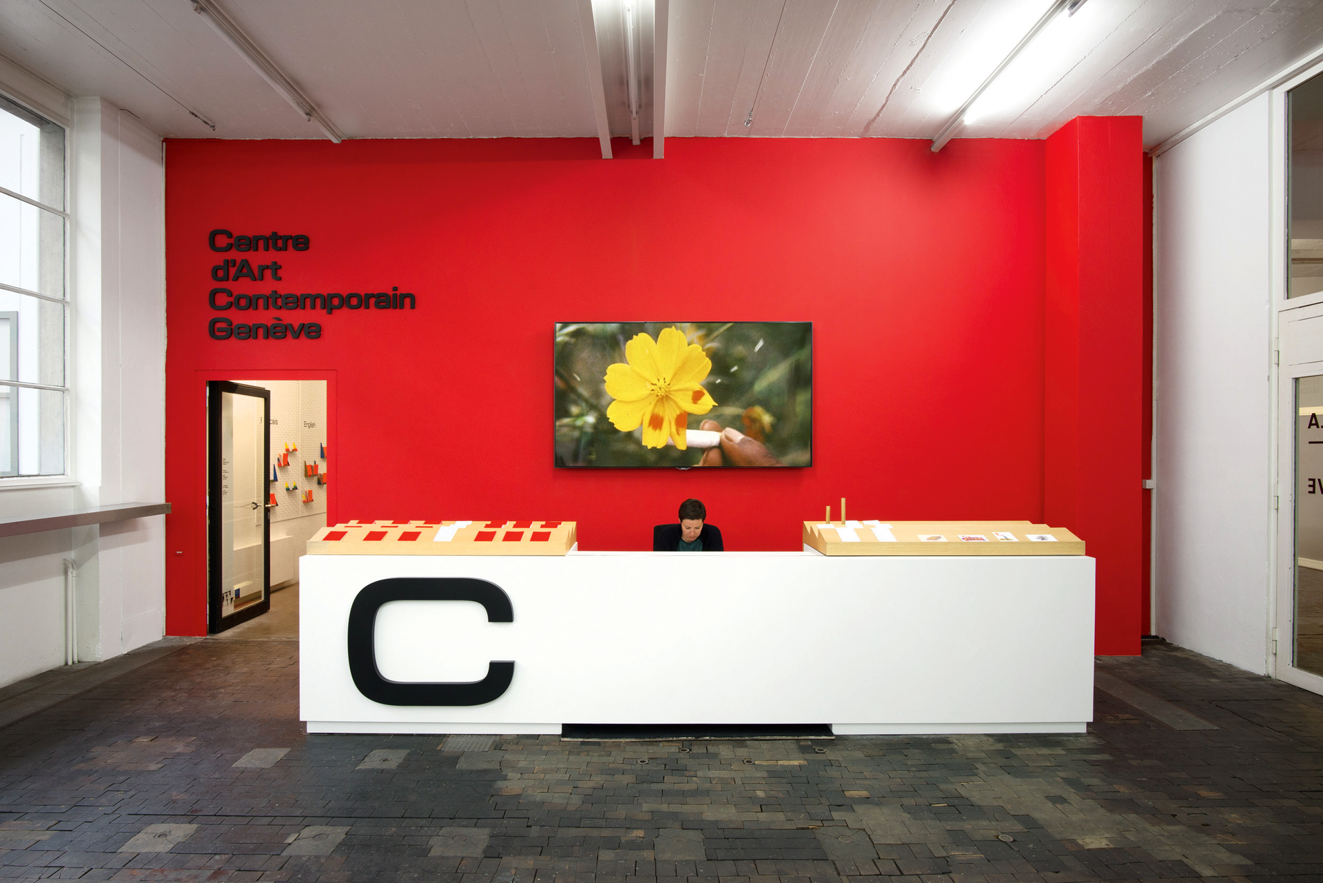 Mitten in der Gegenwart: Das Foyer des Centre d’Art 
Contemporain mitten im ­Kulturviertel Quartier des Bains.