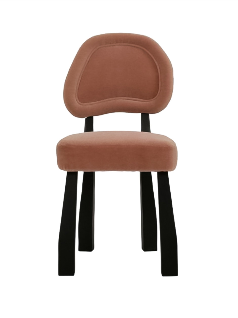 Formschön Der »Fred Chair Dark« von Garcé &amp; Dimofski ist mit terracottafarbenem Samt bezogen, die handgeschnitzten schwarz gebeizten Beine bestehen aus Kastanienholz. garce-dimofski.com
