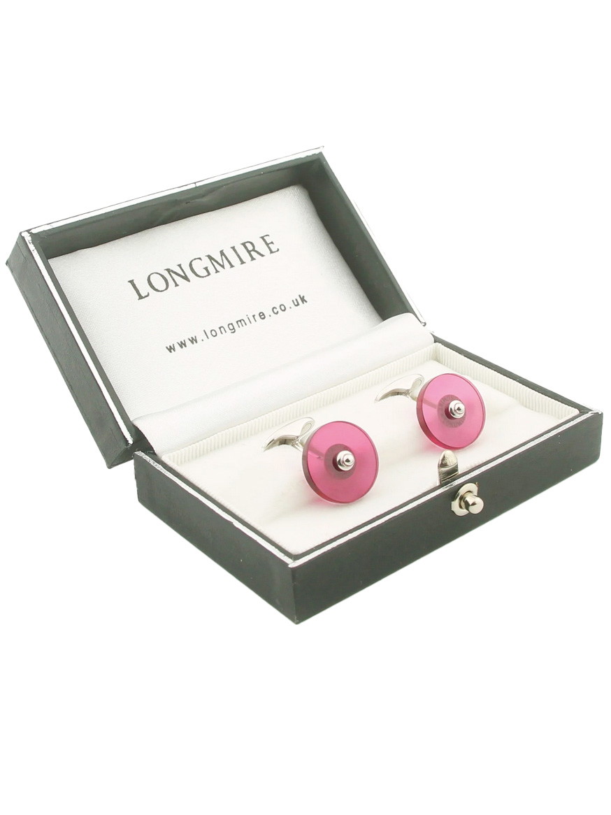 Stylish: Zu weniger eleganten Anlässen kann man sich natürlich auch austoben, z. B. mit den »Barbie Cufflinks« von Longmire aus Weißgold und synthetischem Rubin.