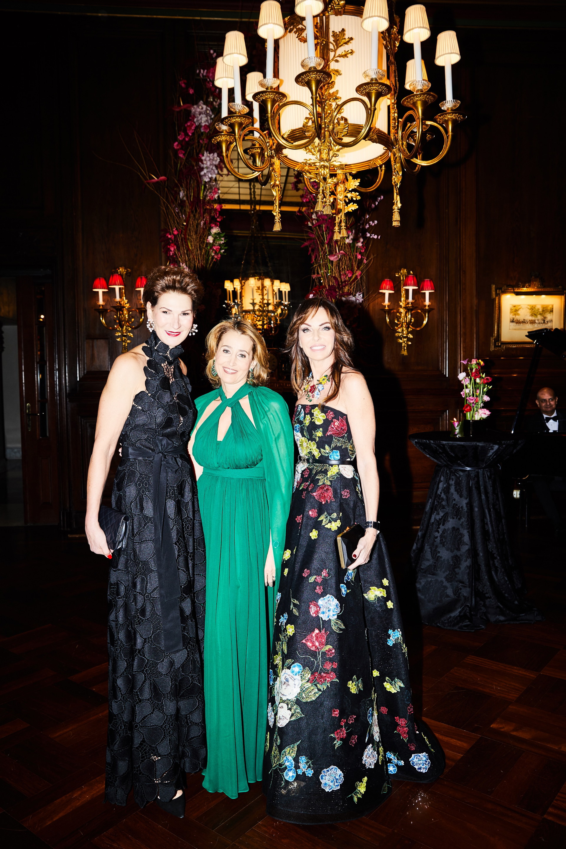 Das elegante Damen-Trio trägt Elie Saab: Dr. Gisela Winkelhofer (li.), Alexandra Winkler (mittig), Angelika Rosam (re.)