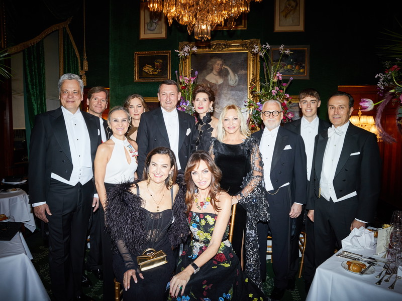 (von links nach rechts) Dr. Manfred Knof, Trevor Traina, Cristina Fraile, Alexis Traina, Dr. Johann Wagner, Dr. Gisela Winkelhofer, Ingrid Flick, Wolfgang Rosam, Maximilian Rosam, Mag. Alexander Ehrlich-Adam. Vorne von links nach rechts: Fabienne Knof, Angelika Rosam.