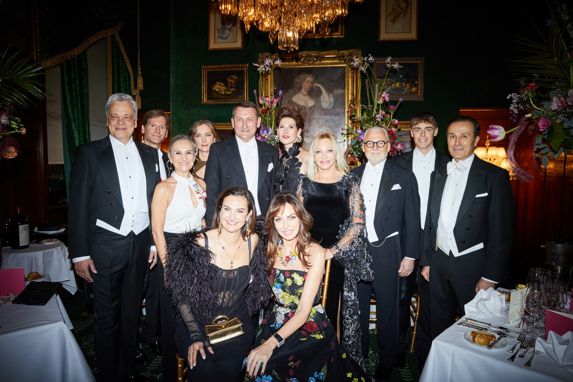 (von links nach rechts) Dr. Manfred Knof, Trevor Traina, Cristina Fraile, Alexis Traina, Dr. Johann Wagner, Dr. Gisela Winkelhofer, Ingrid Flick, Wolfgang Rosam, Maximilian Rosam, Mag. Alexander Ehrlich-Adam. Vorne von links nach rechts: Fabienne Knof, Angelika Rosam.