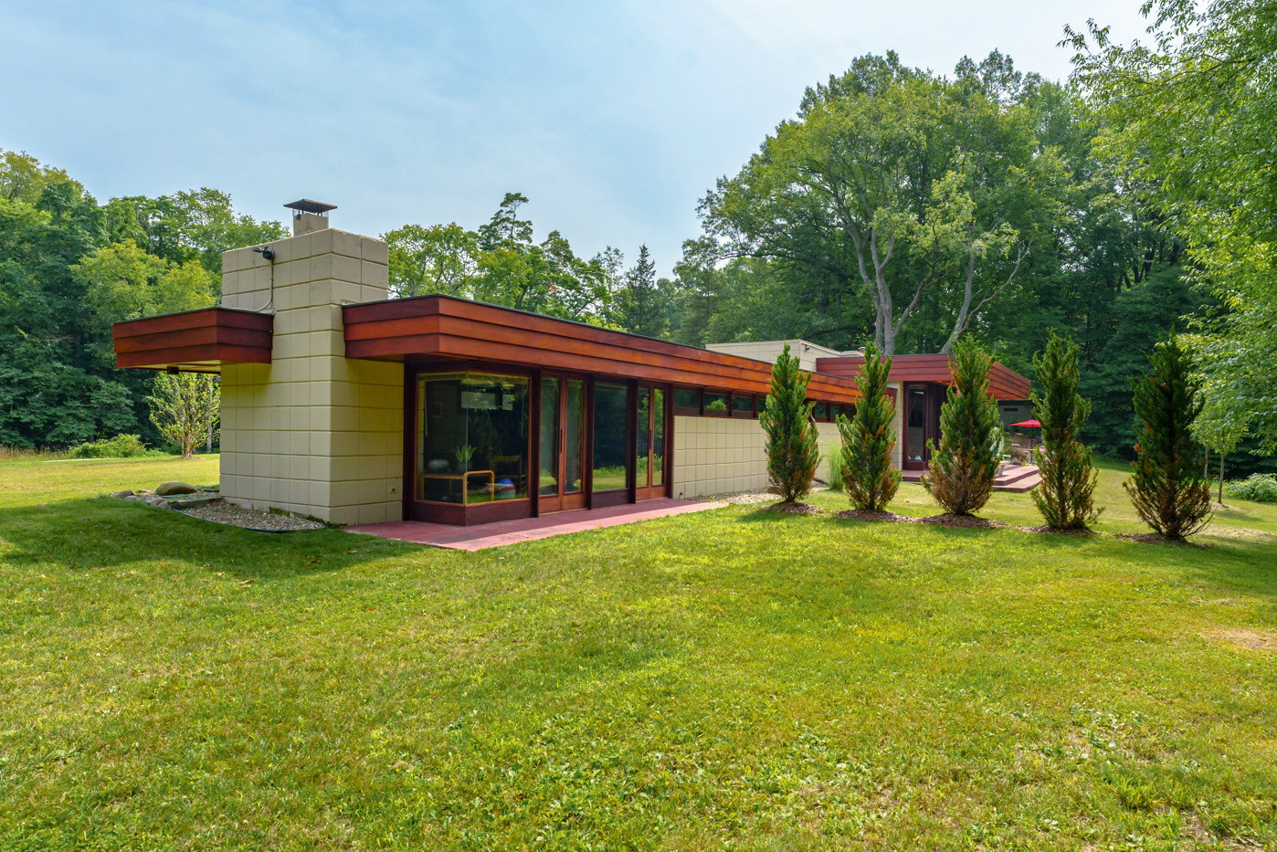 Frank-Lloyd-Wright-Originale. 
Die benachbarten Häuser »Eppstein« mit 205 Quadrat-
metern Wohnfläche und »Pratt« (210 Quadratmeter) im Usonia-Stil sind zwei von vier noch bestehenden Häusern des Stararchitekten in »The Acres« in Kalamazoo County, 
Michigan. Preis für beide: 4,3 Millionen Euro.