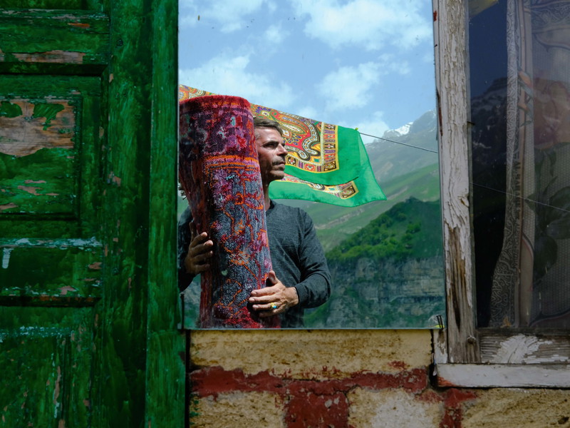Gewebte Landschaft.
In seinem »Rug and Art Space« in Kathmandu holt Jan Kath Knüpfer:innen und ihr Wissen vor den Vorhang.