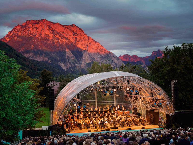 Das Salzkammergut-Open-Air mit dem Bruckner Orchester Linz im Gmundner Toscanapark hat sich zu einem unnachahmlichen Ereignis in Klang, Raum und Programmatik mit Weltstars entwickelt. 2024 zum Beispiel mit dem aufregenden und charismatischen Sänger Erwin Schrott.