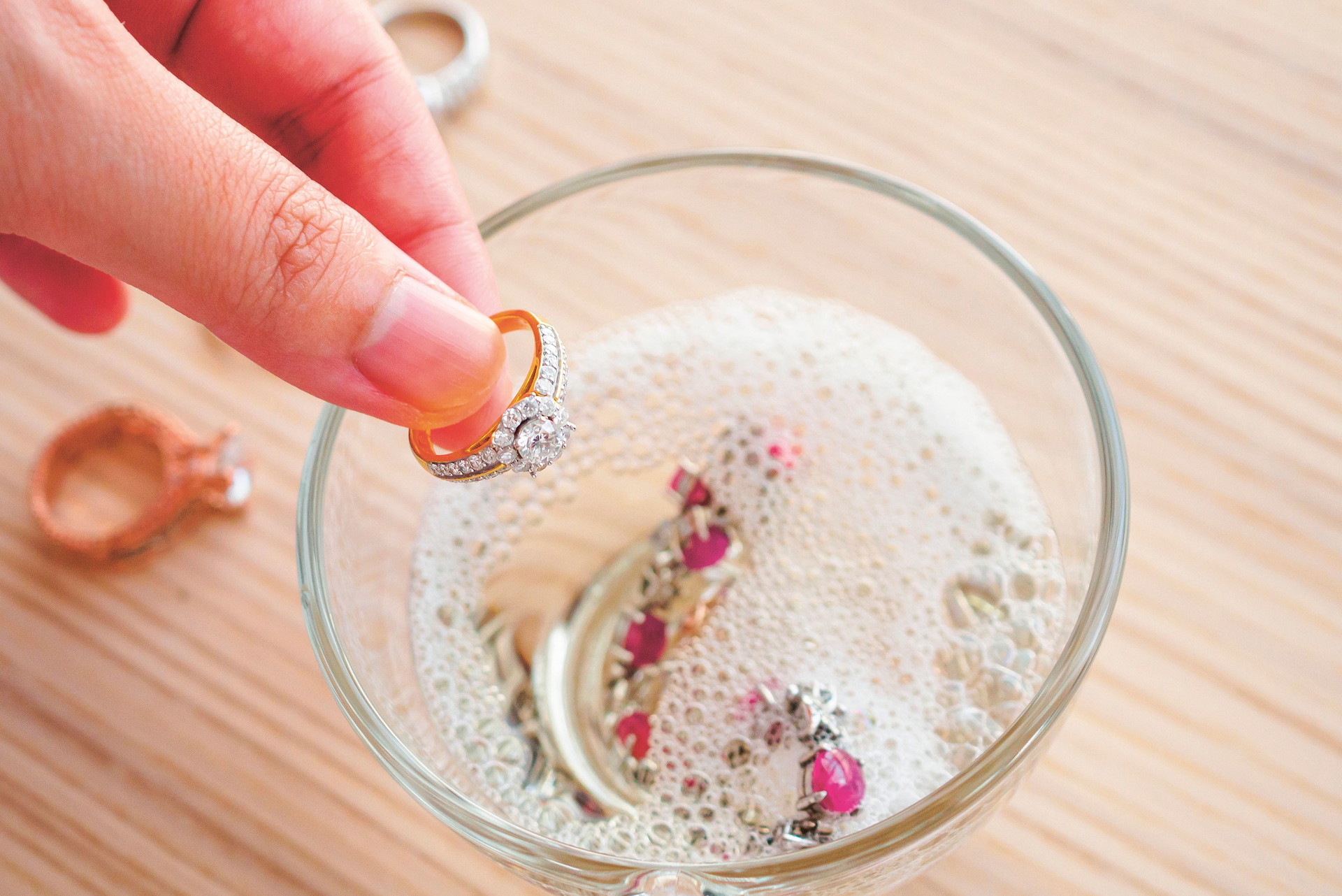 Schmuck-Schonwaschgang für zwischendurch … 
Etwas lauwarmes Seifenwasser ist die ideale Zwischendurch-Reinigung für die meisten Schmuckstücke. Diese dafür kurz ins warme Wasser legen …
