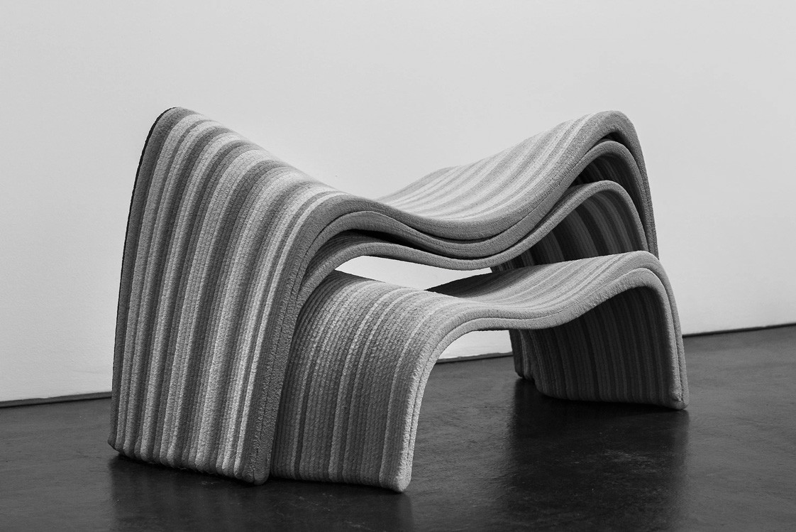 Schicht für Schicht:
Eine Bank aus dem 3D-Drucker, die von der Vorarlberger ­Landschaft inspiriert ist. hagenhinderdael.com